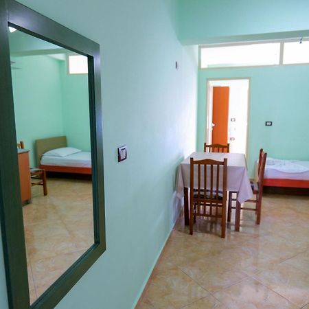 Rei Apartments Sarandë Rum bild